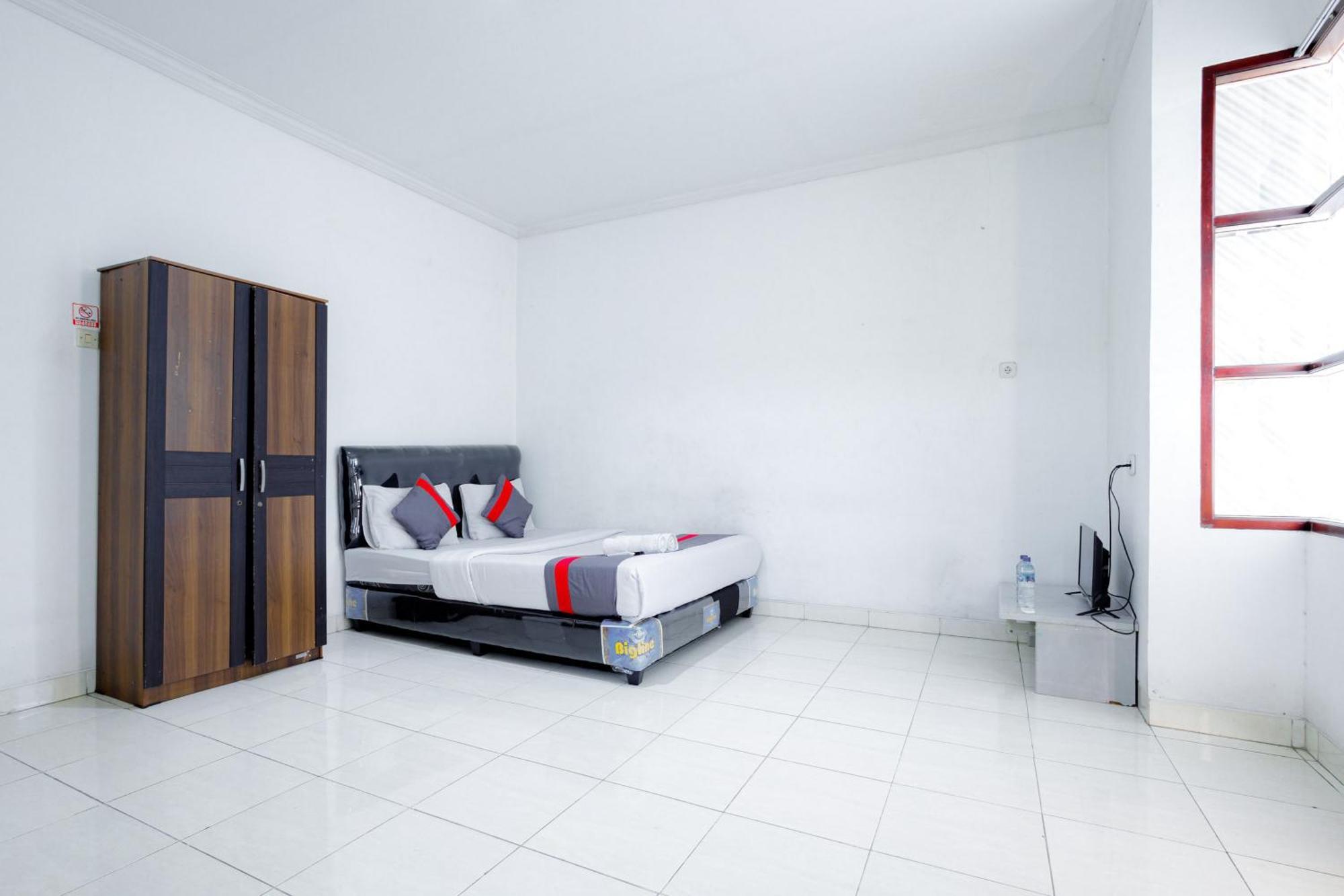J&B Rooms Tomang Jakarta Mitra Reddoorz Buitenkant foto