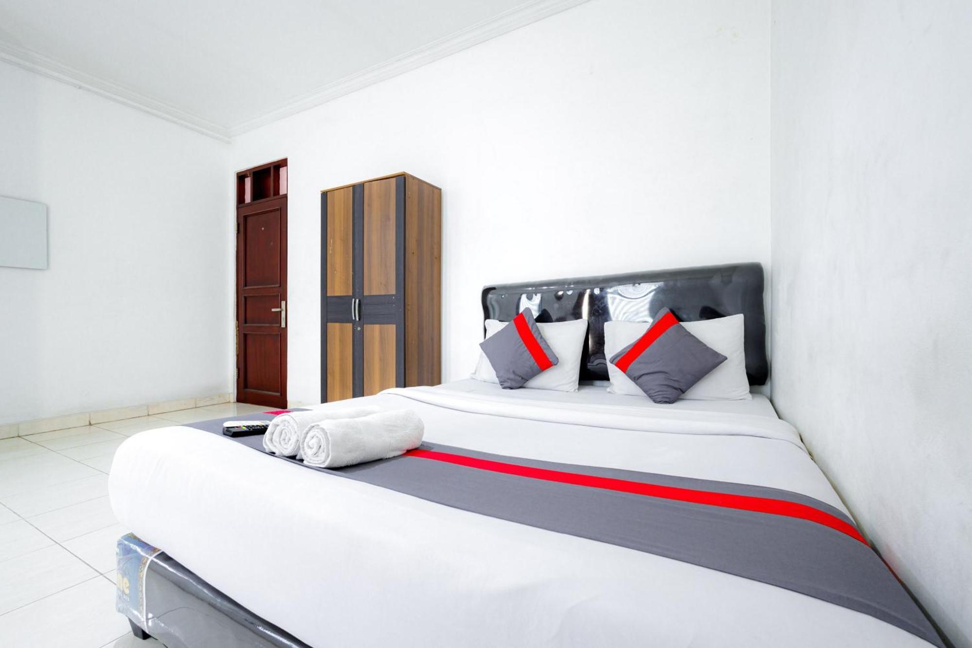 J&B Rooms Tomang Jakarta Mitra Reddoorz Buitenkant foto
