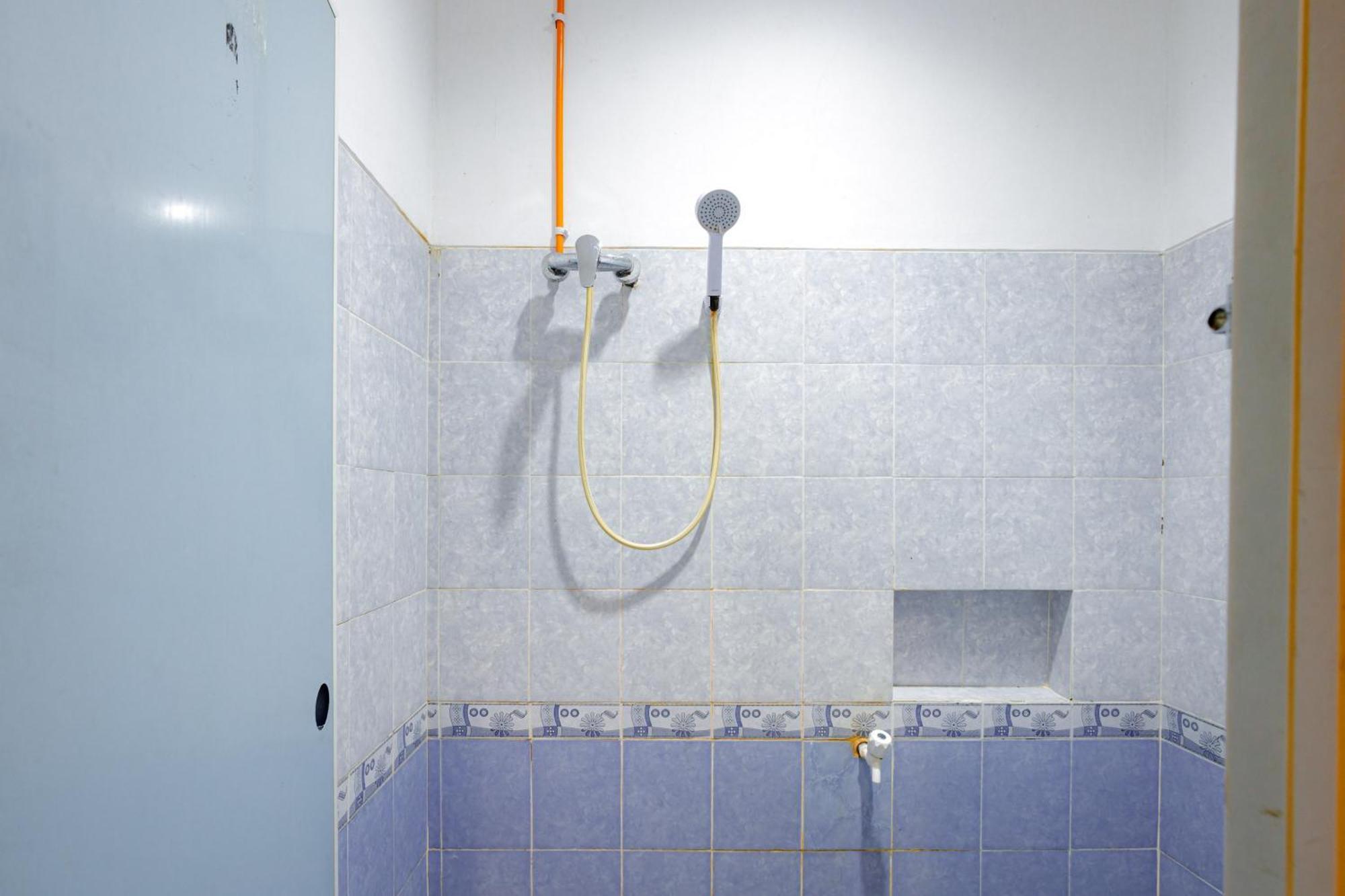 J&B Rooms Tomang Jakarta Mitra Reddoorz Buitenkant foto