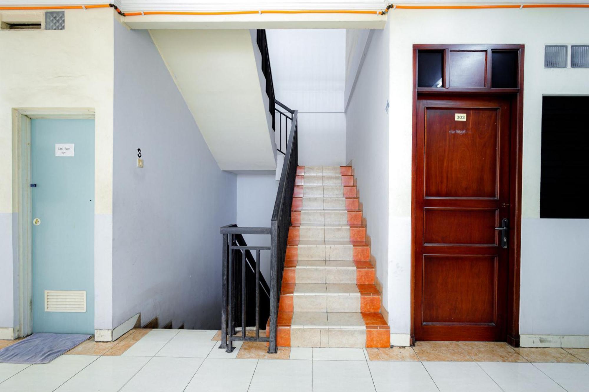 J&B Rooms Tomang Jakarta Mitra Reddoorz Buitenkant foto